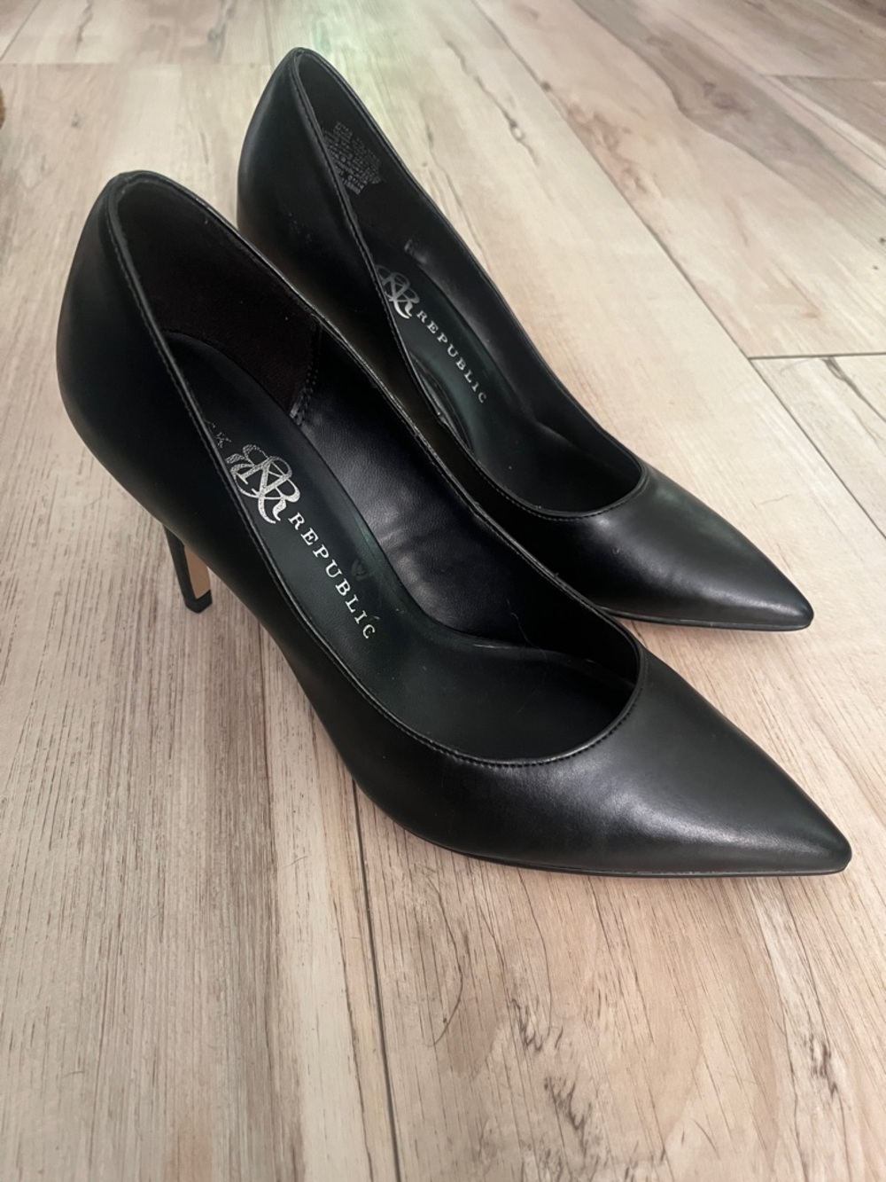 Rock & Republic Black Pointed Leather Pumps size 7.5 the perfect pump classic
